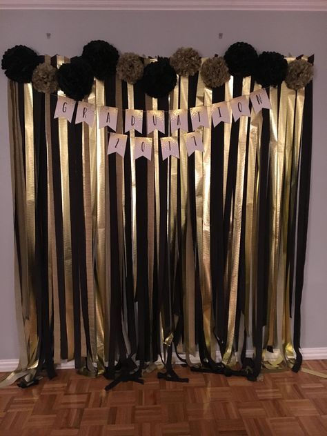 Black And Gold Party Decorations Simple, Black And Gold Gala Decorations, Graduation Photo Wall, Gold And Black Party, Black And Gold Graduation, Gold Graduation Party, Fest Temaer, High School Graduation Party, Gold Birthday Party