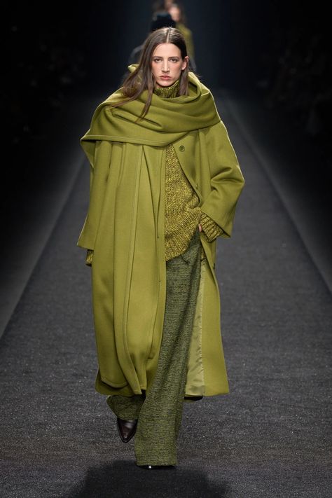 Alberta Ferretti Fall 2024 Ready-to-Wear Collection | Vogue Olive Outfits For Women, Olive Green Fashion, Olive Green Outfit, Style Vert, Milan Fashion Week Runway, Stile Boho Chic, Green Clothing, Fall Runway, Light Olive Green