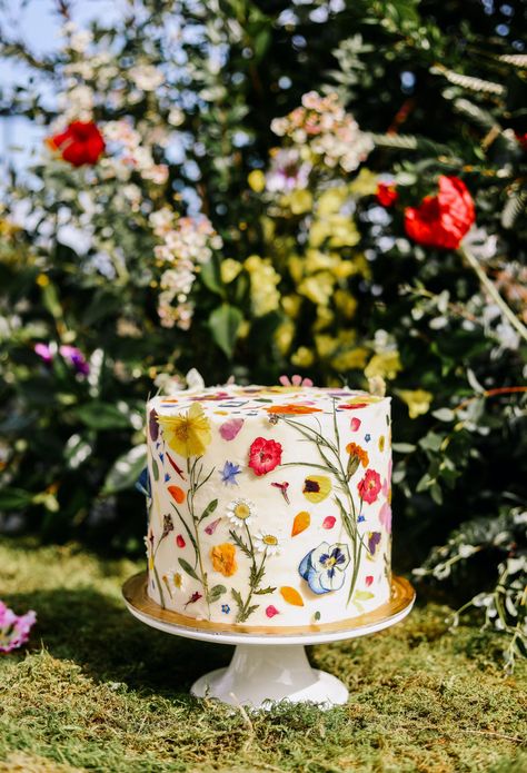 Wildflower Wedding Cupcakes, Enchanted Greenhouse, Wildflower Cupcakes, Enchanted Garden Birthday Party, Enchanted Garden Birthday, Birthday Party Garden, Wildflower Cake, Garden Party Cakes, Wildflower Party