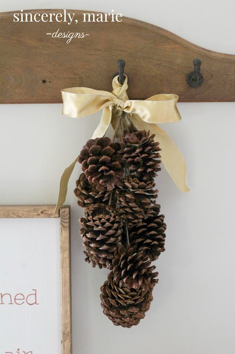 Thanksgiving Decorations Outdoor, Natural Fall Decor, Pine Cone Christmas Decorations, Cones Diy, Pinecone Crafts Christmas, Diy Fall Decor, Fall Decor Diy Crafts, Pine Cone Christmas Tree, Pine Cone Art