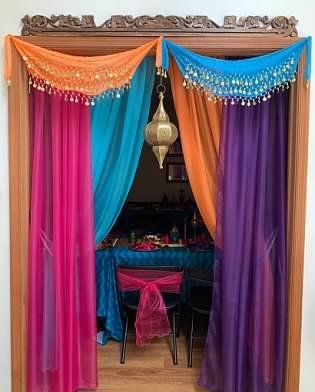 Aladdin Theme Decoration, Moroccan Theme Party Decor, India Theme Party Decoration, Arab Theme Party, Aladin Party Theme, Arabian Nights Decorations, Arabian Curtain, Arabian Nights Decor, Bollywood Theme Decor Ideas