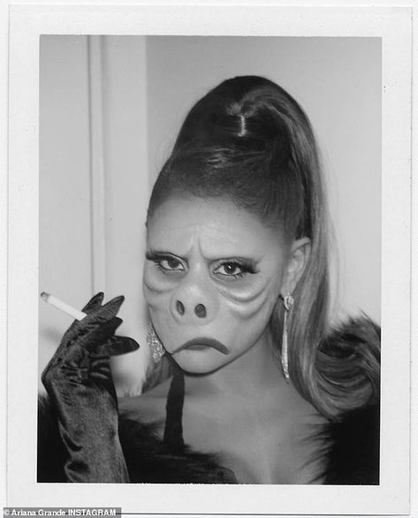 Ariana Grande dons pig face makeup inspired by Twilight Zone's Eye of the Beholder episode | Daily Mail Online Costume Peaky Blinders, Epic Halloween Costumes, Honeymoon Avenue, Best Celebrity Halloween Costumes, Photo Halloween, Celebrity Costumes, Classic Halloween Costumes, Halloween Beauty, Celebrity Halloween Costumes