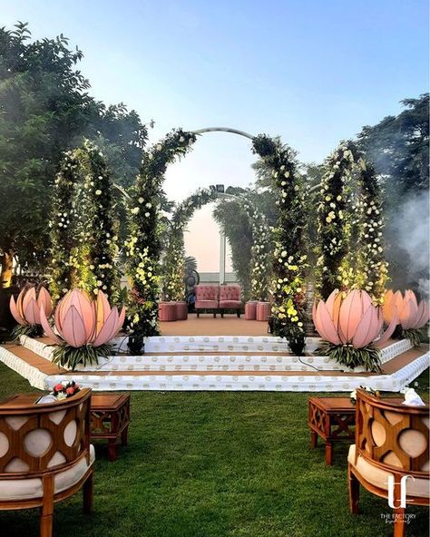 Open Lawn Wedding Decoration, Morning Wedding Decor, Outdoor Wedding Decorations Indian, Traditional Indian Wedding Decor, Indian Reception Decor, Hindu Wedding Decorations, Outdoor Spring Wedding, Indian Wedding Decorations Receptions, Wedding Decorations Ideas