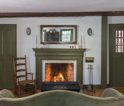 Dutch Colonial Fireplace, Old Colonial Homes Interior, Dutch Colonial Living Room, Colonial House Interior Design Living Room, American Colonial Living Room, Colonial Farmhouse Interior, New England Colonial Interior, Colonial Living Room Ideas, Dutch Colonial Homes Interior