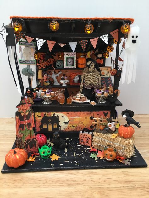 Dollhouse miniature Halloween market stall Halloween Stall Ideas, Miniature Market Stalls, Halloween Dollhouse Miniatures Diy, Mini Halloween House, Miniature Halloween Decorations, Halloween Dollhouse Miniatures, Miniature Halloween Scenes, Halloween Diaroma, Halloween Dollhouse Diy