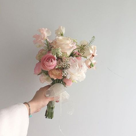 Dried Pink Bouquet, Handtied Wedding Bouquets, Small Pink And White Bouquet, Simple Flower Bouquet Wedding, White And Pink Wedding Bouquet, Small Pink Wedding, Small Pink Bouquet, Bouquet Wedding Pink, Wedding Flower Bouquets Bridal