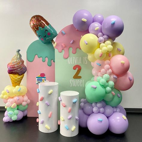 Ice Cream Celebration, Ice Cream Party Decorations Cute Ideas, Two Sweet Picture Ideas, Ice Cream Theme Birthday Decoration, Two Sweet Party 2nd Birthday Backdrop, Two Sweet Birthday Backdrop, Candy Theme Balloon Decor, Sweets Birthday Theme, Balloon Birthday Party Theme