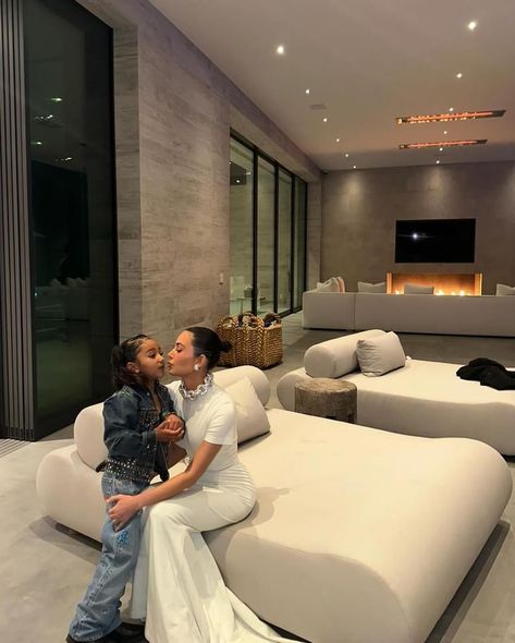 Kim Kardashian Living Room, Kim Kardashian House Interior, Kylie Jenner New House, Kim Kardashian House, Kardashians House, Kylie Jenner House, Kim Kardashian And North, Dream Kardashian, Jenner House