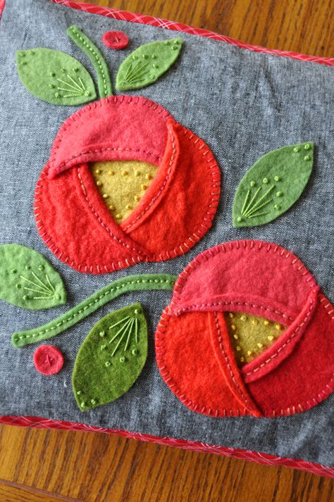 Patchwork Trends, Wool Felt Projects, Wool Applique Patterns, Felted Wool Crafts, Flower Quilts, Wool Quilts, Wool Embroidery, Applique Quilting, Felt Embroidery