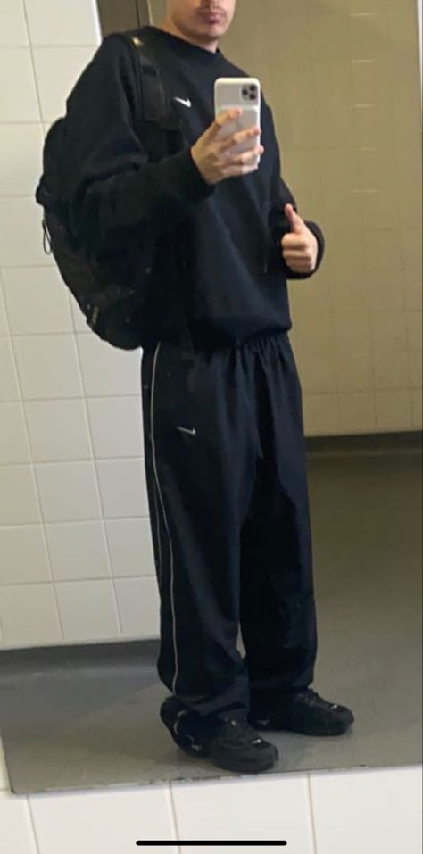 Nike Hoodie Men Outfit, Nike Crew Neck Outfit, Nike Trackpants Y2k, Oversized Track Pants Outfit, Sweatshirt Men Aesthetic, Nike Nrg Pants, Trackpants Streetstyle Men, Vintage Nike Pants Outfit, Nike Sweatshirt Outfit Men