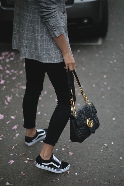 5 key items to nail Minimalist style meets Athleisure in Fall 2017 | sneakers, vans old skool, white sneakers, boy blazer, modern pant, cropped sweater, mules, minimalist street style, fall 2017 outfit ideas, casual outfit ideas, neutral palette | Image Credit: Emma Hill Looks Cinema, Old Skool Outfit, Vans Old Skool Outfit, Estilo Vans, Fall Outfits 2017, Minimalist Moda, Vans Old School, Minimalist Street Style, Tenis Vans