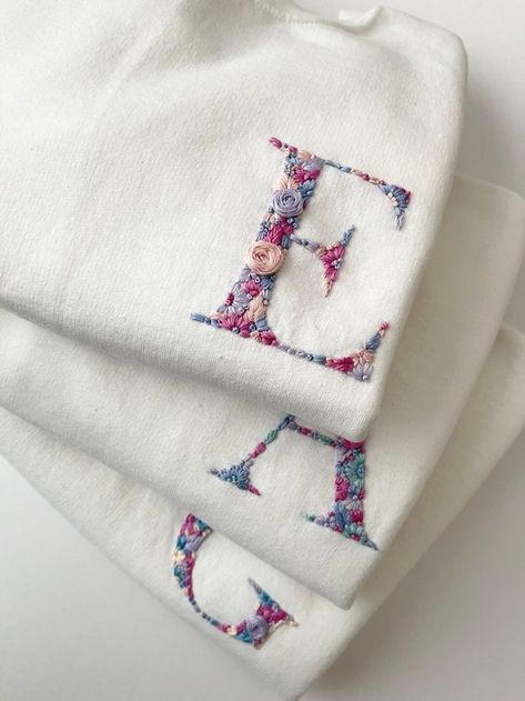 Embroidery Set Up, Hand Embroidery Sweatshirt, Initial Sweater, Embroidery Clothing, Clothes Embroidery Diy, Idee Cricut, Embroidered Initials, Diy Embroidery Patterns, Handmade Embroidery Designs