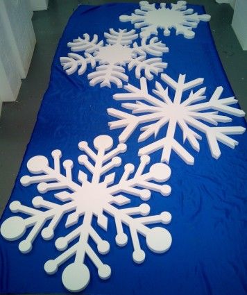 large polystyrene snowflakes Giant Snowflakes Diy Outdoor, Large Snowflake Decorations, Snowflake Decorations Diy, Giant Snowflakes, Christmas Decir, Christmas Shop Displays, Large Snowflakes, Diy Xmas Ornaments, Frozen Decorations