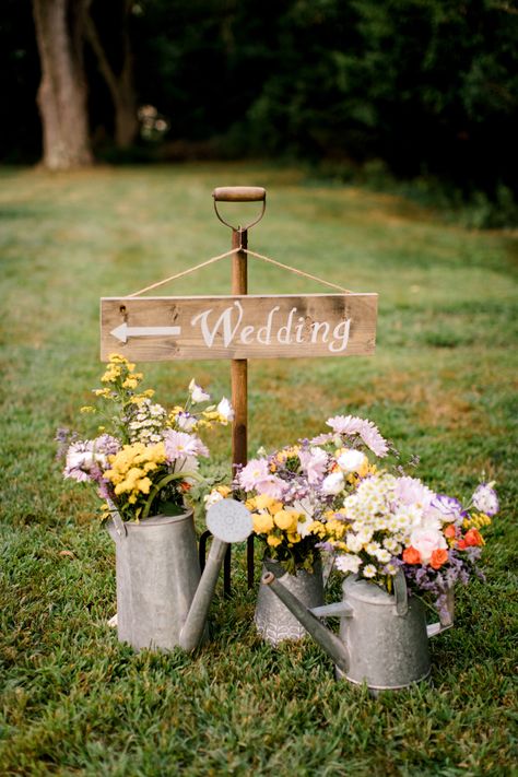 Spring Wedding Rustic Decor, Summer Backyard Wedding Ceremony, Decorate Fence For Wedding, Outdoor Spring Wedding Ideas Simple, Backyard Wedding Signs, Wild Flower Wedding Ideas, Back Garden Wedding Uk, Backyard Wedding Aisle, Country Cottage Wedding