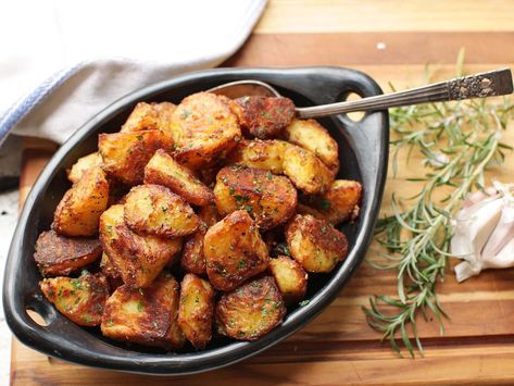 This year, I decided to reexamine my potato-roasting method from the ground up with the idea of completely maximizing that crisp-to-creamy contrast in each chunk of potato, testing and retesting every variable, from cut size to potato type to boiling and roasting methods. The result is this recipe, which I firmly and un-humbly believe will deliver the greatest roast potatoes you've ever tasted: incredibly crisp and crunchy on the outside, with centers that are creamy and packed with potato ... Best Roast Potatoes, Crispy Roast Potatoes, Food Lab, Roast Potatoes, Serious Eats, Potato Dishes, Roasted Potatoes, Christmas Recipes, Side Dish Recipes