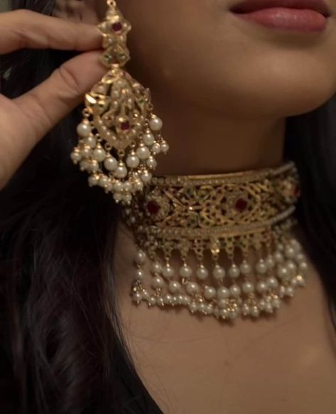 Lightweight and so versatile!  Gold plated  Repolishable Jewellery  Next to real jewelry   Unique item. The picture does not do justice to the actual item. Statement jewelry. Gold plating comes as standard.  Please see additional photos to appreciate the beauty of the set. Pakistani Choker Necklace, Gold Pakistani Jewellery, Hyderabadi Jewelry Choker, Handmade Indian Jewelry, Hyderabadi Jewelry Jadau, Golden Jewelry Indian, Bride With Gold Jewellery, Pakistani Jewelry Simple, Pakistani Jewelry Sets