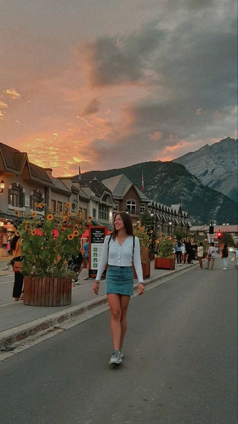 Banff Avenue, Alberta Banff Aesthetic Outfits, Canada Trip Outfit Summer, Quebec Outfits Summer, Banff Inspo Pics, Banff Instagram Pictures, Banff Picture Ideas, Banff Photo Ideas, Banff Poses, Canada Day Outfit Summer