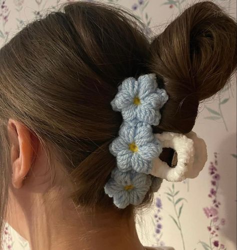 Handmade crocheted hair clip. Available in a range of colours. Perfect for the Spring and Summer months 🌸 Crochet Hair Pin, Crochet Flower Clip, Crochet Hair Claw, Turtleneck Outfit Ideas, Hair Clip Crochet, Crochet Hair Clip, Crocheted Hair, Crochet Headbands, Crochet Hair Clips