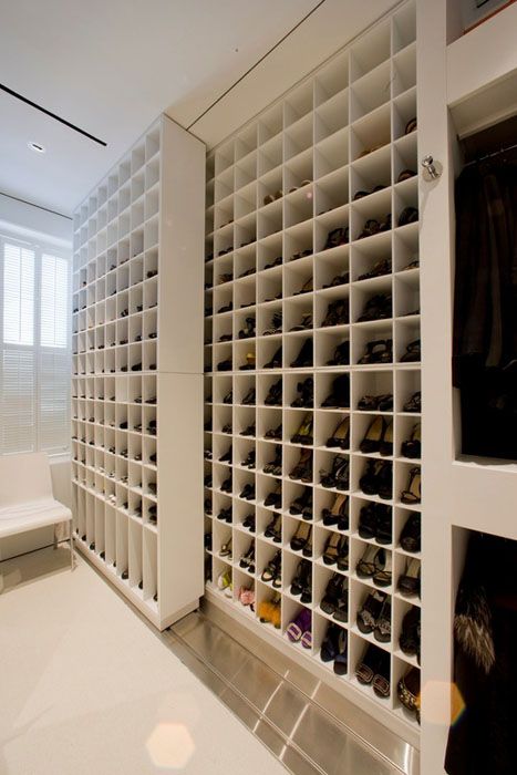 Beautiful walk in closet designs like this are every shoe-lover’s dream come true. It takes advantage of high-tech  motion hardware, enabling you to efficiently maximize space. There are two rows/layers of shoe shelves, the smaller of which has top and bottom sliding runners, which you can use to move it side by side to access other shoes. The rest of the closet also has modern styling, with open hanging racks painted in plain white. Ideas De Closets, A Walk In Closet, Contemporary Closet, Closet Shoe Storage, Shoe Rack Closet, Walk In Closet Design, Shoe Shelves, Shelving Design, Dream Closets