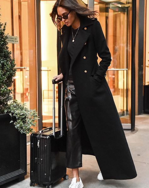 Cindy Bruna Black Coat Outfit Winter, Long Black Coat Outfit, Black Coat Outfit, Coat Styling, Long Coat Outfit, London Sightseeing, Winter Coat Outfits, Vs Fashion Shows, Long Black Coat