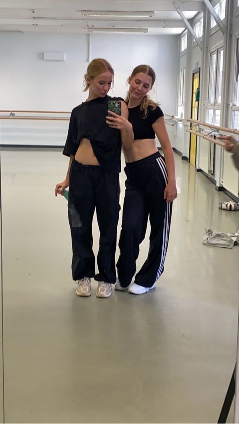 Contemporary Dance Practice Outfits, Dance Class Outfit Aesthetic, Jazz Outfit Dance, Dance College Outfits, Dancing Outfits Aesthetic, Dance Clothes Aesthetic, Hip Hop Dancers Outfit, Dance Outfits Contemporary Practice, Dancing Outfits Hip Hop