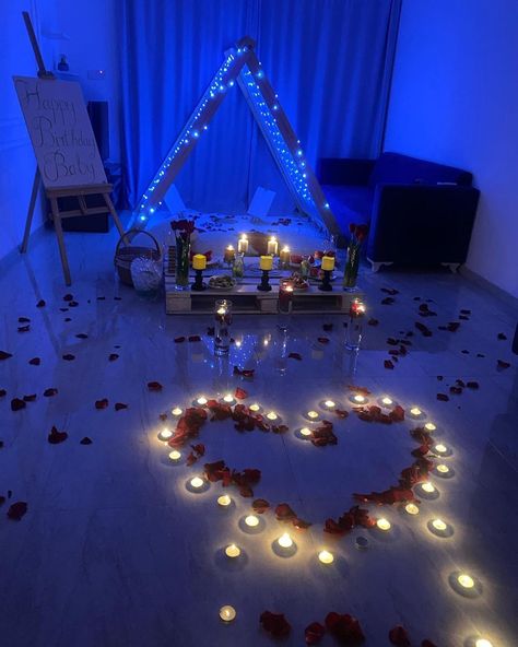 Indoor Tent Date Night, Proposal Decorations Indoor Simple, Date Night Picnic At Home, Couples Date Night Aesthetic At Home, Indoor Tent Romantic, Anniversary Home Decoration Ideas, Indoor Picnic Date Romantic At Home, Tent Birthday Decoration, Inside Picnic Ideas Romantic