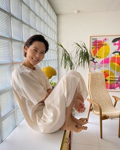 스타에게 배우는 인테리어 꿀팁 #김나영 | 엘르코리아 (ELLE KOREA) Korean Interior Design, Minimal Living, Elle Korea, Minimal House Design, 아파트 인테리어, Glass Blocks, Small Office, Room Doors, Apartment Interior Design