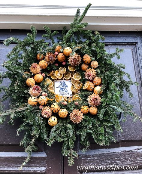 Christmas wreath in Colonial Williamsburg, Virginia. #christmaswreath #christmasdoor #colonialwilliamsburg #williamsburgdecor #christmasinwilliamsburg #virginiasweetpea Colonial Williamsburg Decor, Colonial Williamsburg Christmas, Colonial Williamsburg Virginia, Williamsburg Christmas, Thanksgiving Floral, Williamsburg Virginia, Colonial Christmas, Colonial Williamsburg, Holiday Christmas Tree