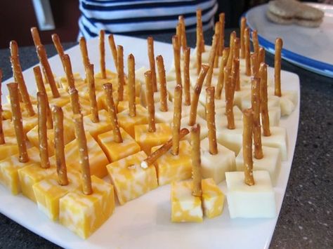 Cubed cheese using pretzel sticks instead of toothpicks Pretzel Sticks, Cheese Cubes, Hors D'oeuvres, Party Food Appetizers, Appetizers For Party, Finger Food, Appetizer Snacks, Finger Foods, Food Hacks