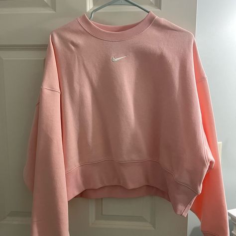 Brand New Never Worn Before Size Xs Pink Nike Sweater, Pink Crewneck Outfit, Pink Nike Sweatshirt, Sweaters Nike, Pink Sweatshirts, Pink Cropped Hoodie, Nike Light, Cute Nike Outfits, Light Pink Sweaters