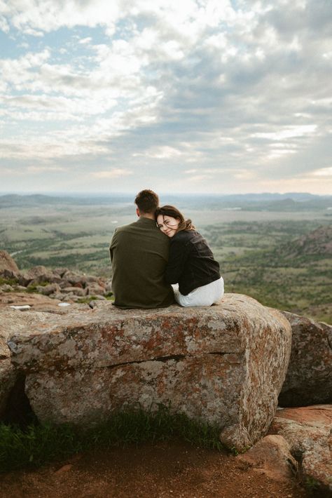 Mountain Photoshoot Ideas, Mountains Engagement Photos, Hiking Photoshoot, Summer Couples Photoshoot, Hiking Picture Ideas, Mountain Photo Ideas, Hiking Couple, Couple Travel Photos, Mountain Photoshoot