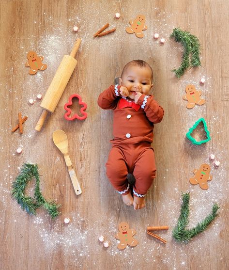 Gingerbread Baby Photo, Ginger Bread Baby Photo, Christmas 1 Month Old Photos, Gingerbread Man Photoshoot, Baby Christmas Photos 9 Months, Diy Baby Holiday Photos, Baby Christmas Photos 3 Month, Christmas Photos Baby Boy, Christmas Baking Baby Photoshoot