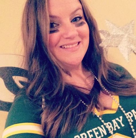 This smart sports fan decided to take her love for football to the next level by not only dressing up in her favorite team's jersey, but also adding wings and a magic wand to turn this into a "fantasy football" costume. See more on Instagram » Pun Halloween Costumes, Fan Costume, Pun Costumes, Fantasy Football Names, Football Costume, Fantasy Football Humor, Tattoo Character, Halloween Costume Puns, Sports Halloween