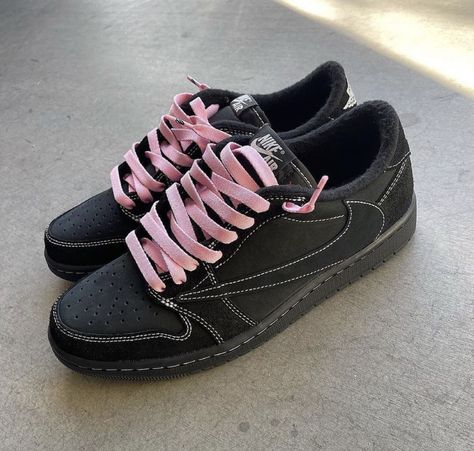 LONERZ on Tumblr Travis Scott Shoes, Looks Hip Hop, Dr Shoes, Trendy Shoes Sneakers, Pretty Shoes Sneakers, All Nike Shoes, Fresh Shoes, Hype Shoes, Cute Nikes