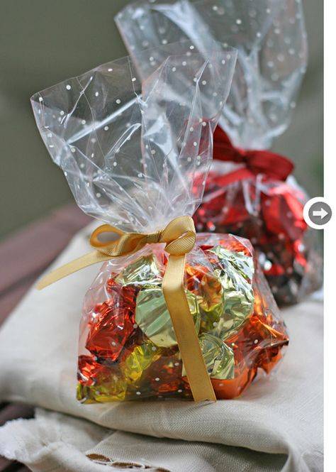 Chocolate Bouquet Diy, Xmas Gift Wrap, Chocolate Diy, Chocolate Pack, Chocolate Wrapping, Gift Wrapping Ideas, Wall Hanging Crafts, Crafts With Pictures, Wrapping Ideas