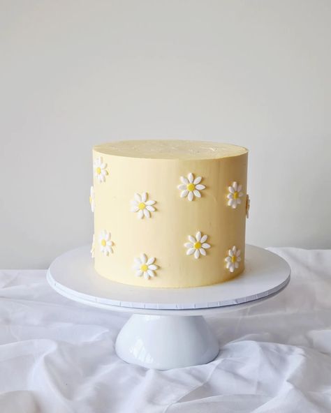 Boho Daisy Cake🌼 #daisycakes #daisyflowercake #floralcakes #bohochiccake #bohoinspired #bohodaisycake #bohodaisy #girlsbirthdaycakes #girlycakes #fondantdaisies #tarneit #truganina #mambourin #rockbank #carolinesprings #taylorslake #manorlakes #pointcookcakes #pointcook #sanctuarylakes Daisy Theme Smash Cake, Yellow Birthday Ideas, Fondant Daisy Cake, White Cake Pink Flowers, Daisy First Birthday Theme Food, Birthday Cake Daisy Flower, Pink Daisy Birthday Cake, Daisy Theme Cake Smash, Daisy Cookie Cake