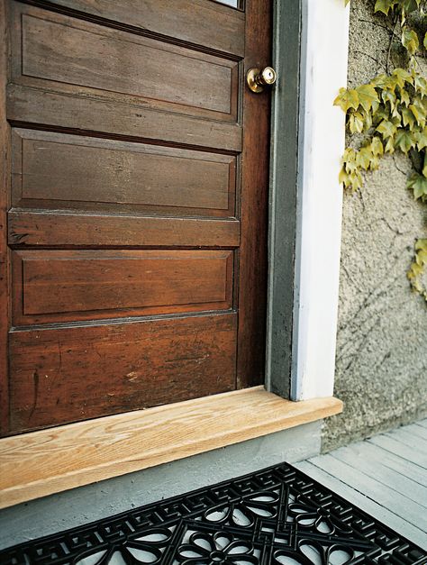 How to put your entryway back on solid footing Diy Exterior, Diy Exterior Door, Exterior Door Threshold, Replace Exterior Door, Replacing Front Door, Door Thresholds, Door Casing, Door Steps, Diy Home Repair