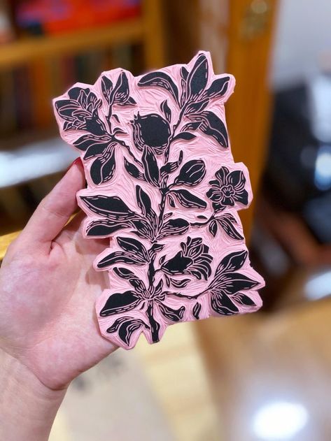 Linocut How To, Print Making Patterns, Print Carving Ideas, Linocut Prints On Fabric, Wood Cut Printmaking, Beginner Linocut, Relief Printing Ideas, Lino Print Ideas Easy, Carving Linoleum