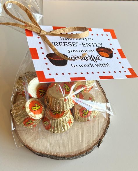 Printed Employee Treat tags.  Show your staff appreciation for the awesome work that they do each day. Attach to your snack or treat bag.  Use all year long.  Set of 10 Tags SIZE: 2.25 x 4 inches Set of 10 Apple Cider Gift Bags, Employee Appreciation Gifts Thanksgiving, Thankful Treats For Coworkers, Thanksgiving Treat For Coworkers, October Treats For Staff, Simple Appreciation Gifts, Fall Teacher Treats, Thanksgiving Staff Gifts, Employee Appreciation Snacks