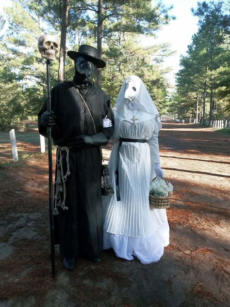 Good Halloween Costumes Scary, Matching Horror Costumes, Plauge Doctor Couples Costume, Witches And Warlocks Costumes, Cool Creepy Halloween Costumes, Plague Victim Costume, White Plague Doctor Costume, Halloween Couple Ideas Scary, Duo Horror Halloween Costumes