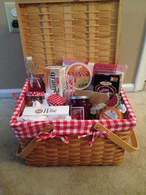 Picnic Theme Gift Basket Ideas, Picnic Basket Raffle Ideas, What To Put In A Picnic Basket, Picnic Raffle Basket Ideas, Picnic Gift Basket Ideas, Picnic Basket Gift Ideas, Picnic Basket Ideas, Cozy Baskets, Pinic Basket