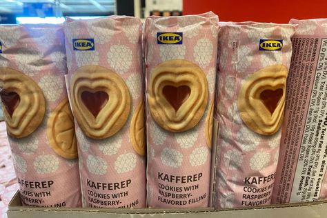 IKEA Kafferep Biscuits. Ikea Heart, Waffle Cookies, Blueberry Juice, Raspberry Filling, Crunchy Cookies, Rice Ingredients, Grocery Items, Food History, Vanilla Cookies