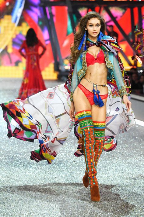 Every Look From The Victoria’s Secret Fashion Show In Paris #refinery29 https://www.refinery29.com/en-gb/2016/11/131549/victoria-secret-fashion-show-looks-photos-2016#slide-1 Gigi Hadid Victoria Secret, Irina Shayk Photos, Bella Hadid Photos, Victoria Secret Runway, Fashion Show 2016, Kendall Jenner Photos, Victoria Secret Show, Gigi Hadid Outfits, Vs Fashion Shows