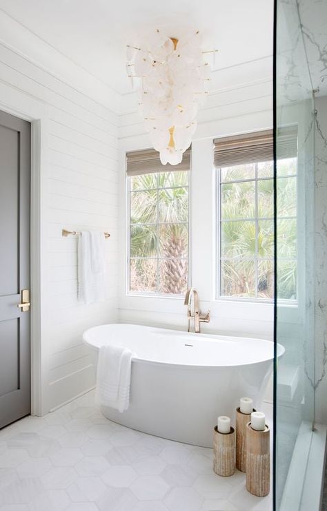 15 Best Freestanding Bathtub Designs to Elevate Your Bathroom Estilo Charleston, Three Birds Renovations, Bad Inspiration, Bathtub Design, Coastal Bathrooms, Boho Bathroom, Apartment Bathroom, Bathroom Renos, The White Company