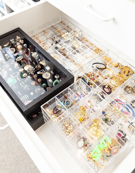 An easy hack to organize jewelry at home. Bracelet Organization, Diy Jewlerie Organization, Jewlerie Organization, Accesory Storage Jewelry Organization, Jewelry Organizer Dyi, Storing Necklaces Without Tangling In A Drawer, Organiser Son Dressing, Jewelry Organizer Drawer, Zimmer Diy