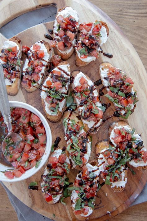 Elegant Bbq, Olive Inspiration, Bruschetta With Goat Cheese, Family Birthday Dinner, Christmas Lunch Table, Classy Appetizers, Cheese Bruschetta, Cheese And Wine Party, Christmas Yummies