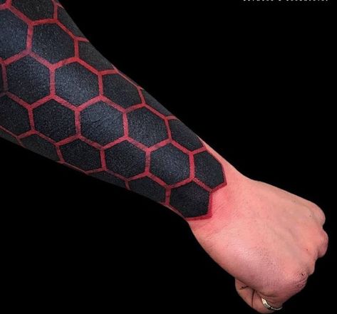 Arm Cover Up Tattoos, Tatuaje Trash Polka, Herren Hand Tattoos, Hexagon Tattoo, Honeycomb Tattoo, Trash Polka Tattoo Designs, Geometric Sleeve Tattoo, Black Tattoo Cover Up, Optical Illusion Tattoo