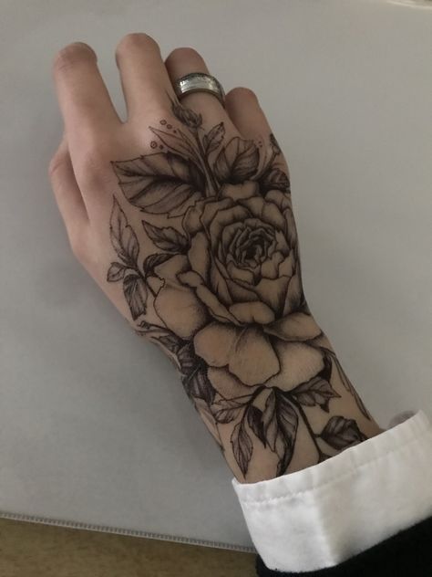 Back Of The Hand Tattoos For Women, Floral Tattoo Hand, Black And White Hand Tattoos, Women's Hand Tattoos, Nature Hand Tattoos For Women, Flower Tattoo In Hand, Floral Hand Tattoo Men, Hand Tattoo Floral, Forearm And Hand Tattoo