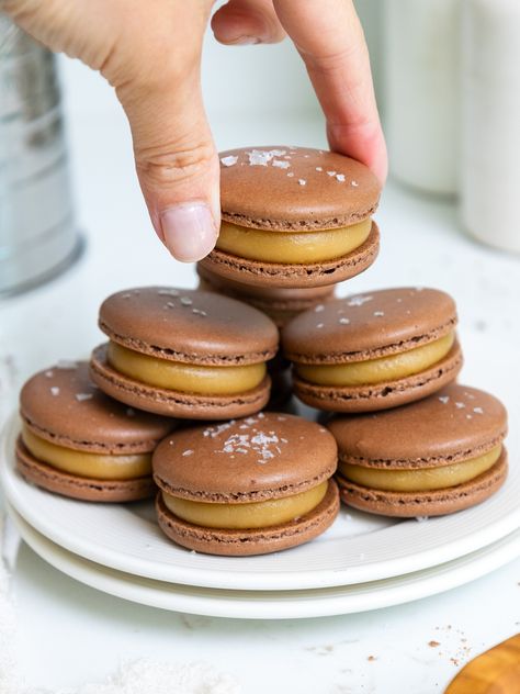 This thick caramel macaron filling is easy to make and only uses 6 ingredients! It's rich, buttery, and the perfect consistency for piping! Macaroon Filling, Macaroons Flavors, Refrigerated Desserts, French Macaroon Recipes, Macaron Filling, Mini Cake Pans, How To Make Caramel, Macaron Cookies, Macaroon Recipes