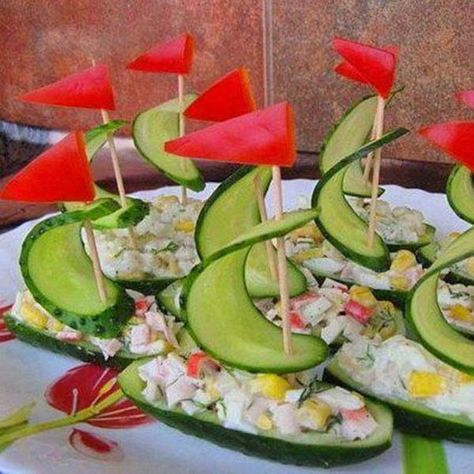 We Love these Cucumber boats for A party Salad Boats, Salad Presentation, Salad Decoration Ideas, Diy Salad, Decorações Com Comidas, Breakfast Party, Amazing Food Art, Vegetable Carving, Summer Corn Salad